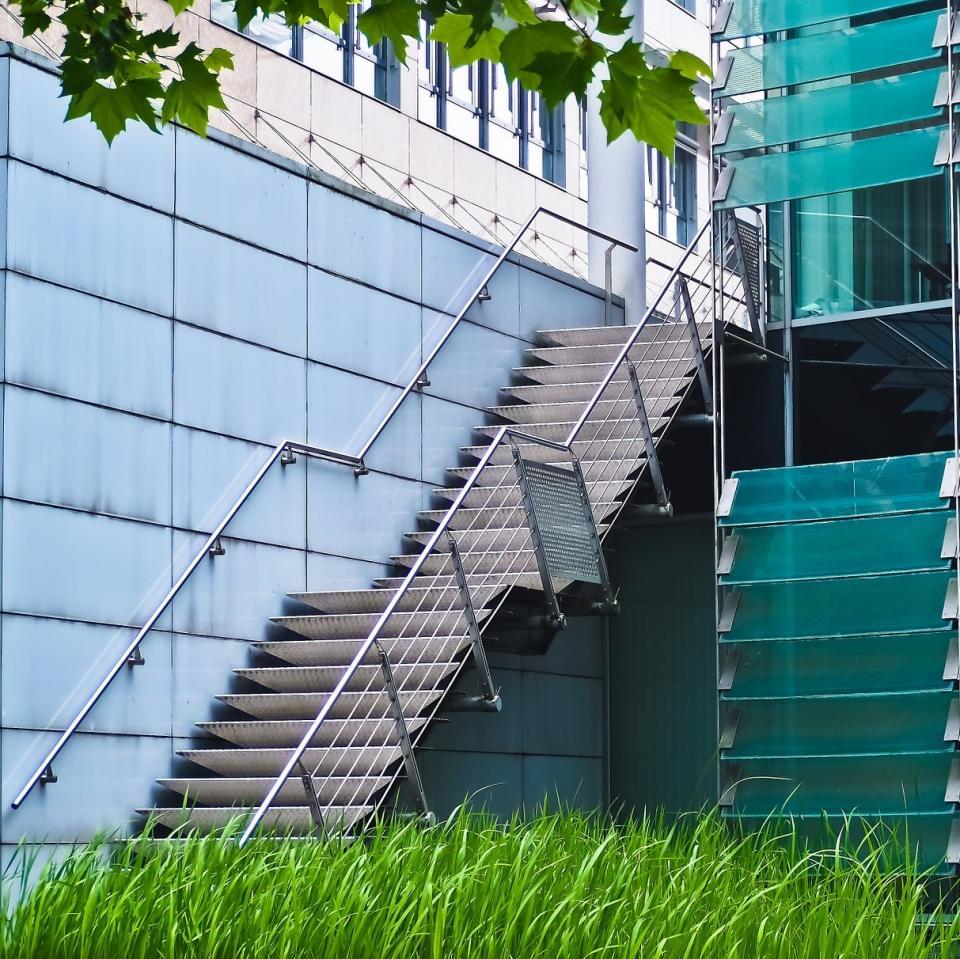 4 Solid Ways Steel Stairs Stand Out